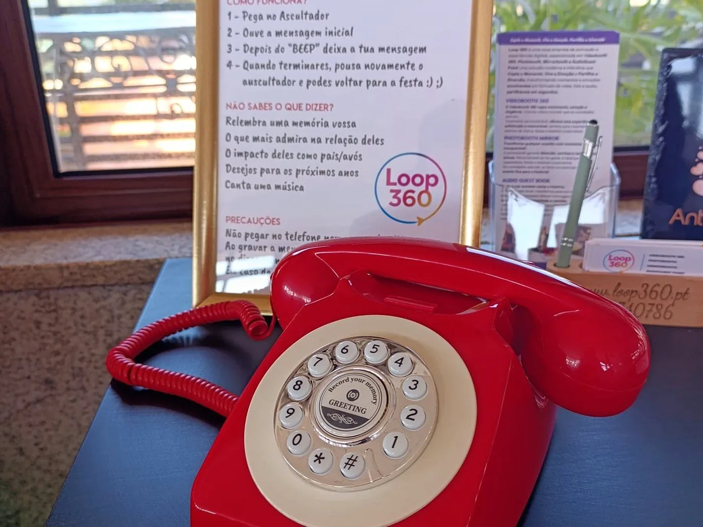 Áudio Guest Book da Loop 360 com telefone vintage