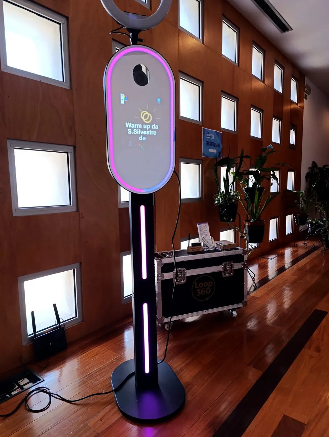 Photobooth da Loop 360 com iluminação LED, pronto para o evento
